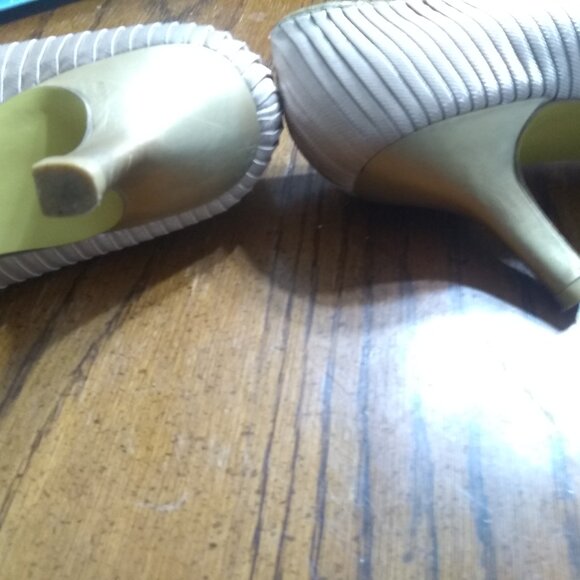 Champagne Pumps - Picture 4 of 9